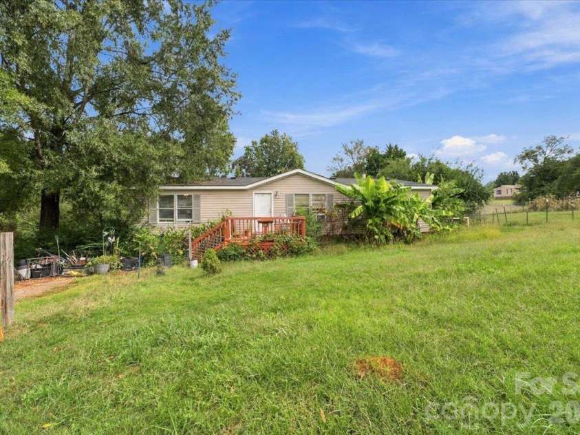 1176 Safeway Drive, Gastonia, NC 28056.  MLS# CAR4433240, YatesRealty ID 56471. 
