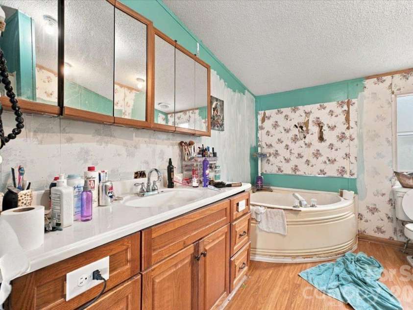 1176 Safeway Drive, Gastonia, NC 28056.  MLS# CAR4433240, YatesRealty ID 56471. 