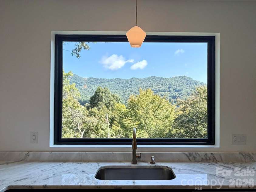 70 Knobby Lane, Franklin, NC 28734.  MLS# CAR4434466, YatesRealty ID 56479. 