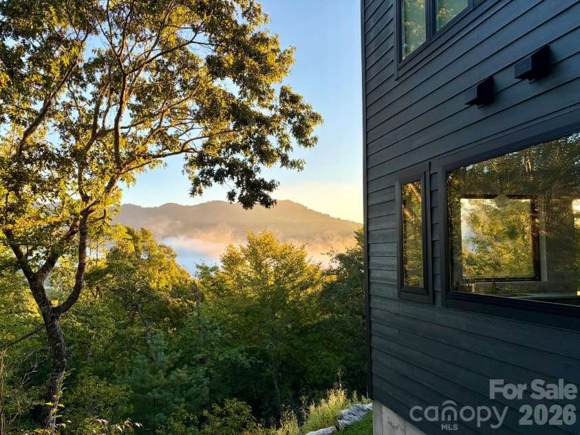 70 Knobby Lane, Franklin, NC 28734.  MLS# CAR4434466, YatesRealty ID 56479. 