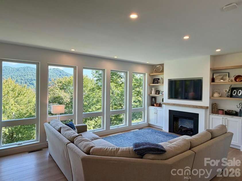70 Knobby Lane, Franklin, NC 28734.  MLS# CAR4434466, YatesRealty ID 56479. 