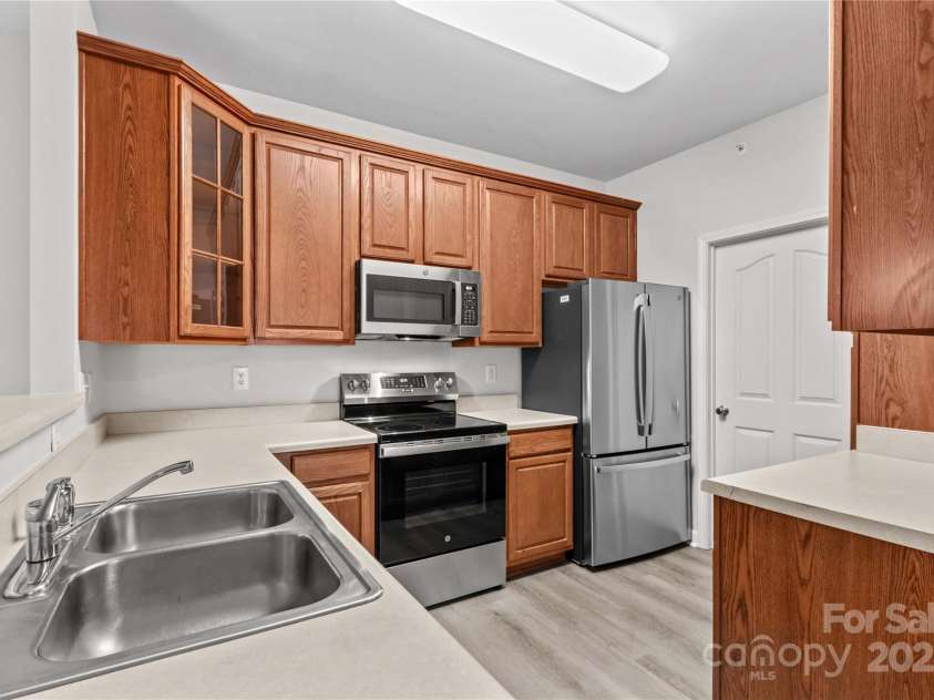 19725 Deer Valley Drive, Cornelius, NC 28031.  MLS# CAR4243180, YatesRealty ID 5648. Kitchen has Brand New Stainless Steel Appliances w/ Warranty