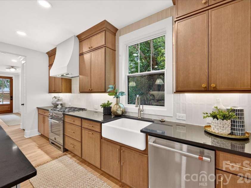 1524 E 35th Street, Charlotte, NC 28205.  MLS# CAR4434437, YatesRealty ID 56480. 
