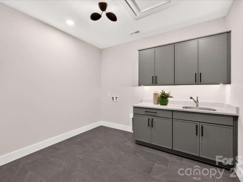 1524 E 35th Street, Charlotte, NC 28205.  MLS# CAR4434437, YatesRealty ID 56480. 