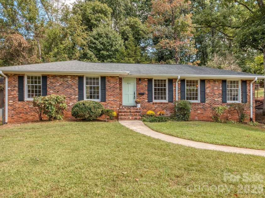 611 Reynolds Drive, Charlotte, NC 28209.  MLS# CAR4425763, YatesRealty ID 56481. 