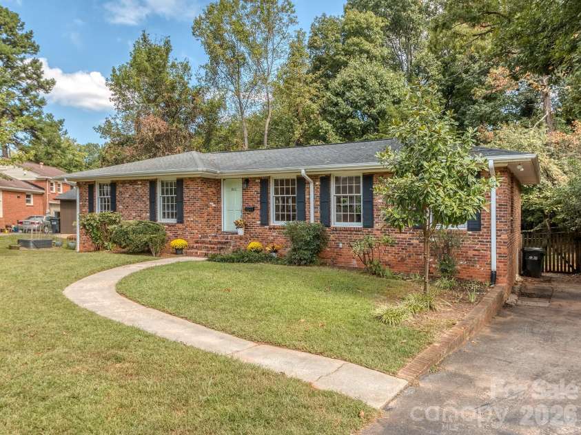 611 Reynolds Drive, Charlotte, NC 28209.  MLS# CAR4425763, YatesRealty ID 56481. 