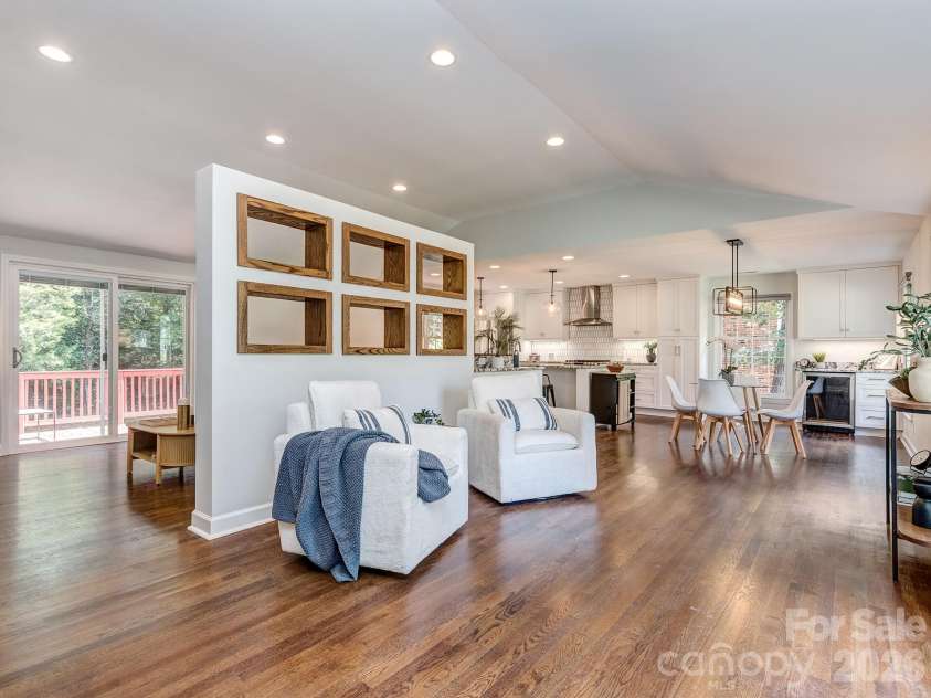 611 Reynolds Drive, Charlotte, NC 28209.  MLS# CAR4425763, YatesRealty ID 56481. 