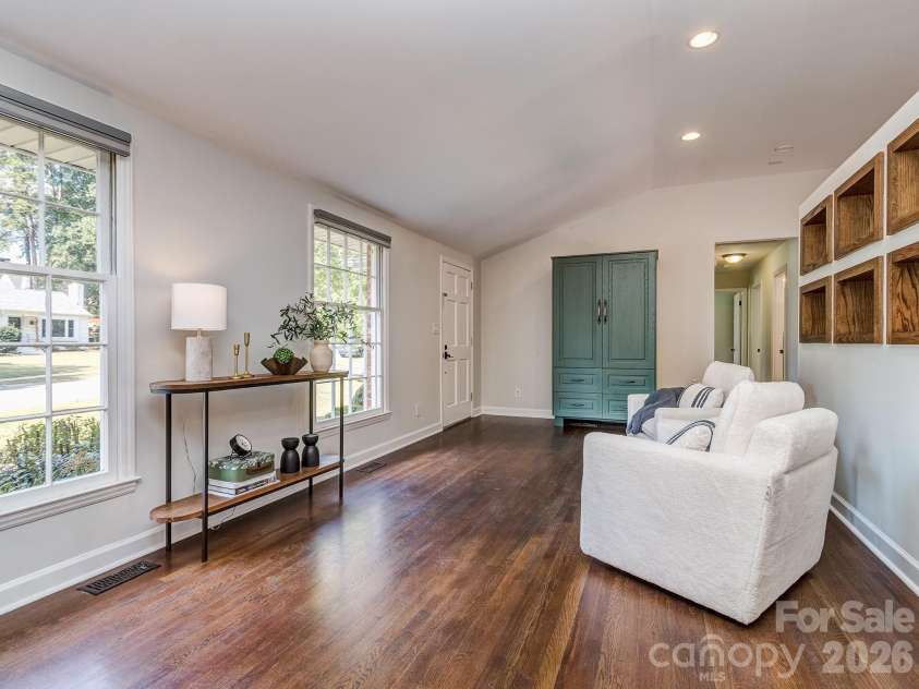 611 Reynolds Drive, Charlotte, NC 28209.  MLS# CAR4425763, YatesRealty ID 56481. 