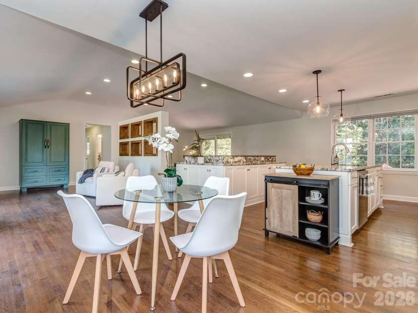 611 Reynolds Drive, Charlotte, NC 28209.  MLS# CAR4425763, YatesRealty ID 56481. 