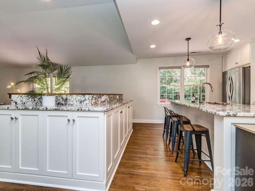 611 Reynolds Drive, Charlotte, NC 28209.  MLS# CAR4425763, YatesRealty ID 56481. 