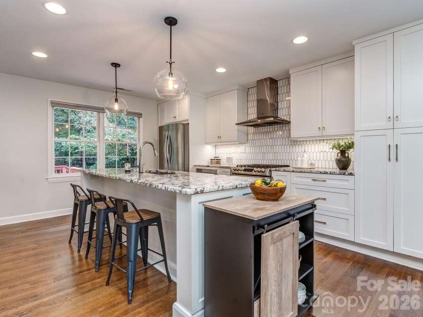 611 Reynolds Drive, Charlotte, NC 28209.  MLS# CAR4425763, YatesRealty ID 56481. 