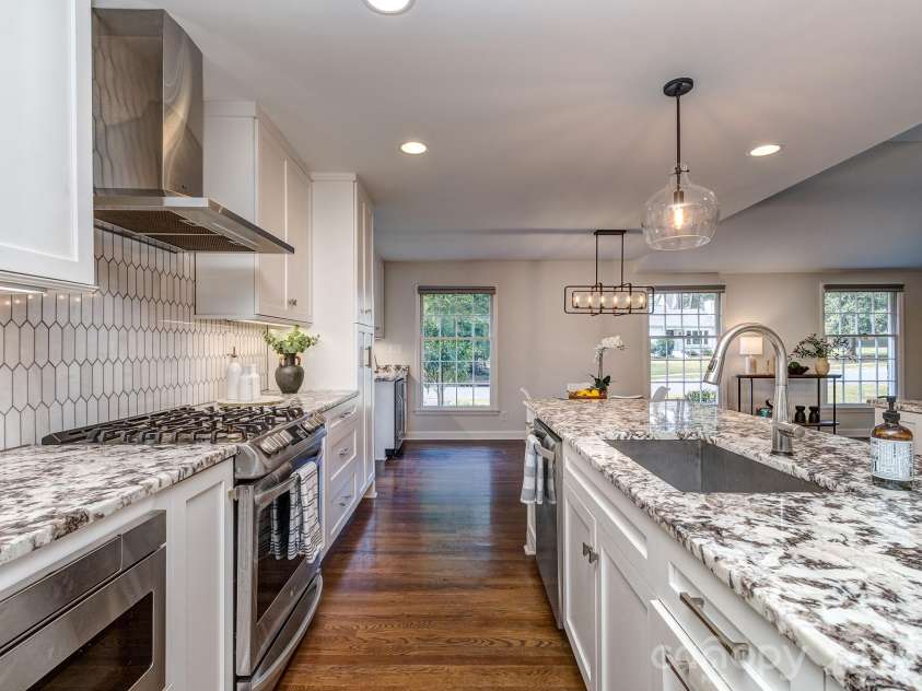 611 Reynolds Drive, Charlotte, NC 28209.  MLS# CAR4425763, YatesRealty ID 56481. 