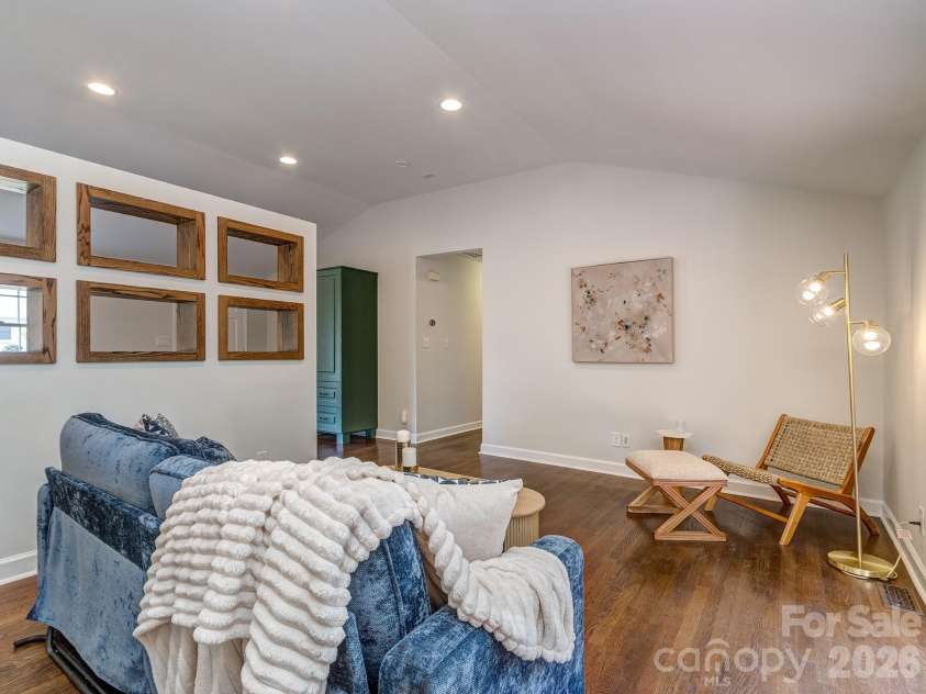 611 Reynolds Drive, Charlotte, NC 28209.  MLS# CAR4425763, YatesRealty ID 56481. 