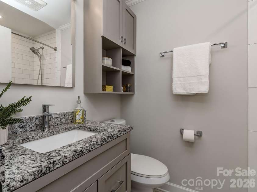 611 Reynolds Drive, Charlotte, NC 28209.  MLS# CAR4425763, YatesRealty ID 56481. 
