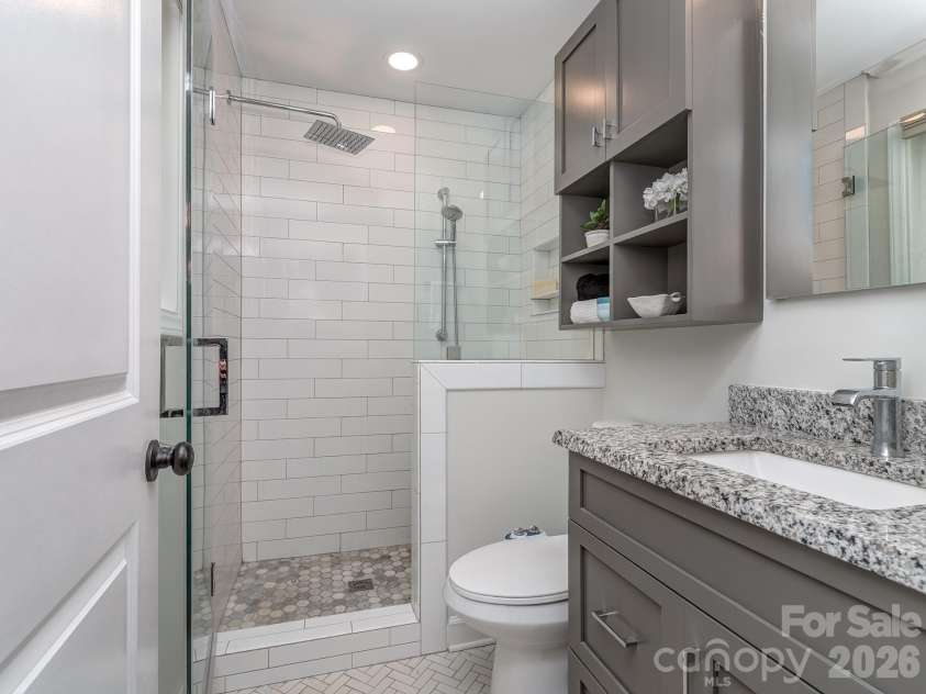 611 Reynolds Drive, Charlotte, NC 28209.  MLS# CAR4425763, YatesRealty ID 56481. 