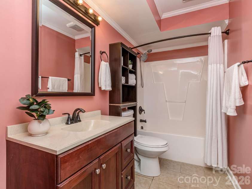 611 Reynolds Drive, Charlotte, NC 28209.  MLS# CAR4425763, YatesRealty ID 56481. 