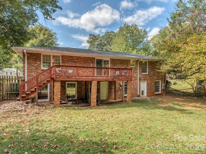 611 Reynolds Drive, Charlotte, NC 28209.  MLS# CAR4425763, YatesRealty ID 56481. 