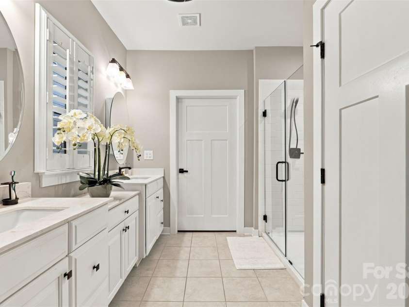 14118 Sunnyhill Grove Road, Davidson, NC 28036.  MLS# CAR4434488, YatesRealty ID 56484. Primary Bath