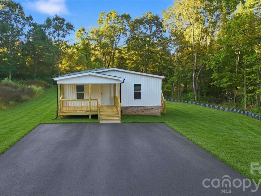 189 Village Point Drive, Statesville, NC 28625.  MLS# CAR4434090, YatesRealty ID 56485. 