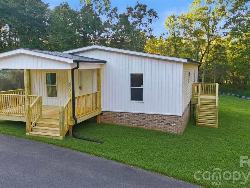 189 Village Point Drive, Statesville, NC 28625.  MLS# CAR4434090, YatesRealty ID 56485. 