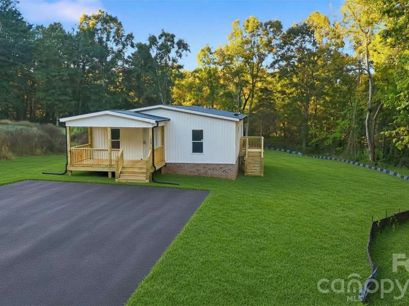 189 Village Point Drive, Statesville, NC 28625.  MLS# CAR4434090, YatesRealty ID 56485. 