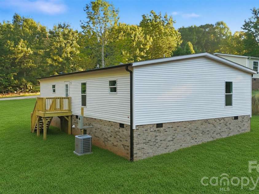 189 Village Point Drive, Statesville, NC 28625.  MLS# CAR4434090, YatesRealty ID 56485. 