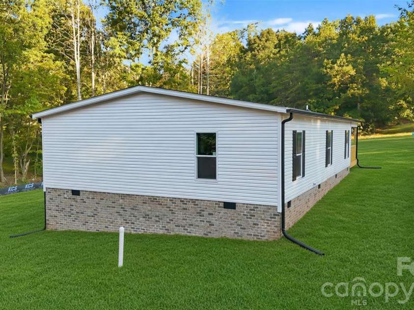 189 Village Point Drive, Statesville, NC 28625.  MLS# CAR4434090, YatesRealty ID 56485. 