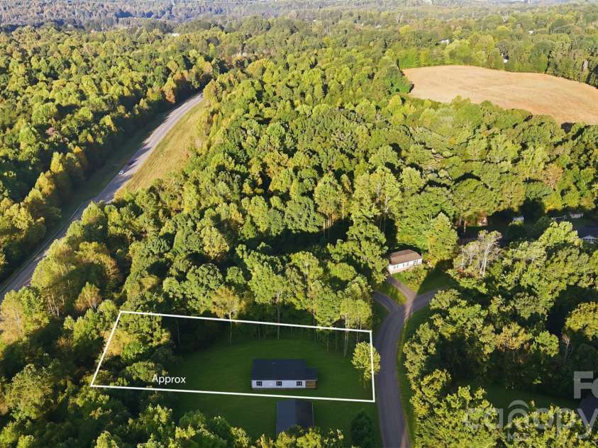 189 Village Point Drive, Statesville, NC 28625.  MLS# CAR4434090, YatesRealty ID 56485. 