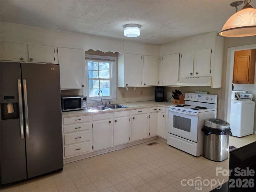 174 Cannon Avenue, Concord, NC 28025.  MLS# CAR4403096, YatesRealty ID 56487. 