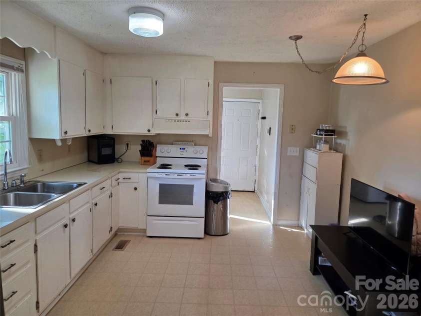 174 Cannon Avenue, Concord, NC 28025.  MLS# CAR4403096, YatesRealty ID 56487. 