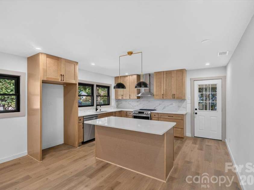 3921 Havenwood Road, Charlotte, NC 28205.  MLS# CAR4434494, YatesRealty ID 56488. 