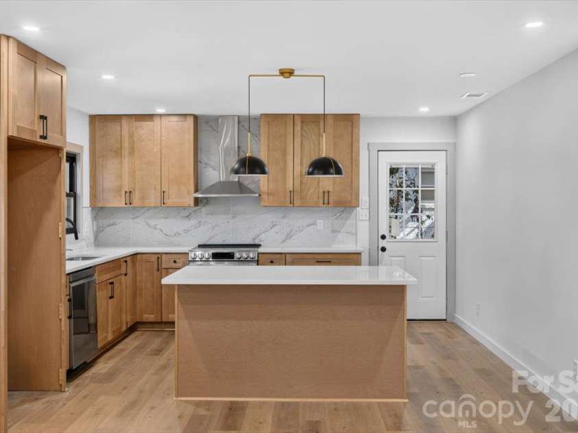 3921 Havenwood Road, Charlotte, NC 28205.  MLS# CAR4434494, YatesRealty ID 56488. 