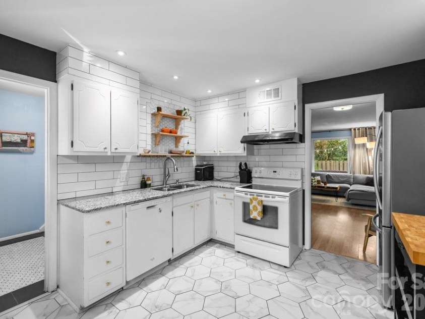 4607 Hedgemore Drive, Charlotte, NC 28209.  MLS# CAR4432760, YatesRealty ID 56496. 