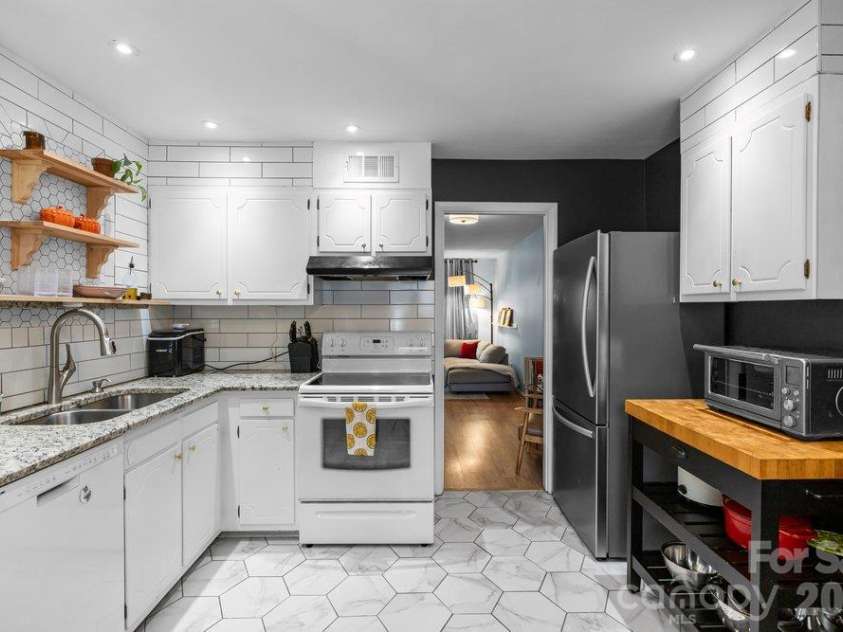 4607 Hedgemore Drive, Charlotte, NC 28209.  MLS# CAR4432760, YatesRealty ID 56496. 