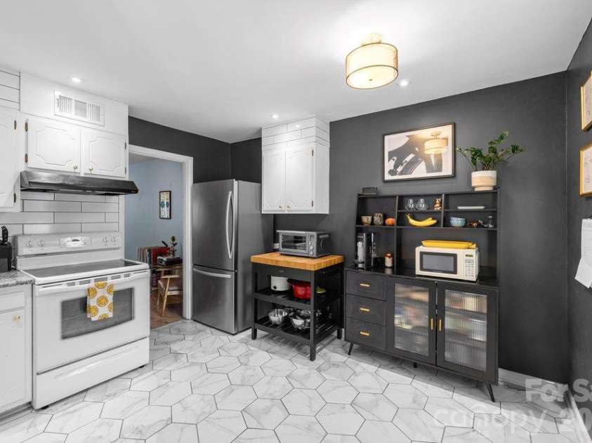 4607 Hedgemore Drive, Charlotte, NC 28209.  MLS# CAR4432760, YatesRealty ID 56496. 