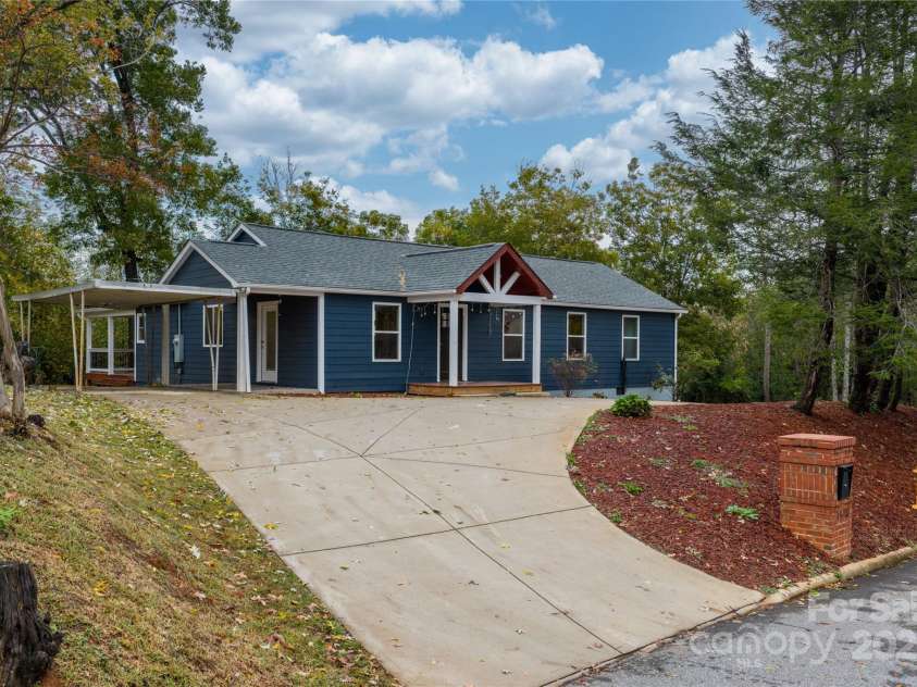 1515 Berkley Street, Lenoir, NC 28645.  MLS# CAR4315042, YatesRealty ID 565. Circle Driveway