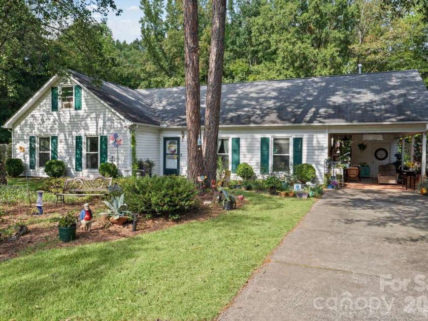 11210 Walking Horse Lane, Charlotte, NC 28215.  MLS# CAR4434271, YatesRealty ID 56500. 