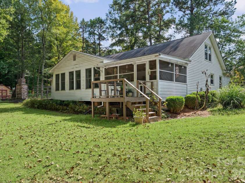 11210 Walking Horse Lane, Charlotte, NC 28215.  MLS# CAR4434271, YatesRealty ID 56500. 