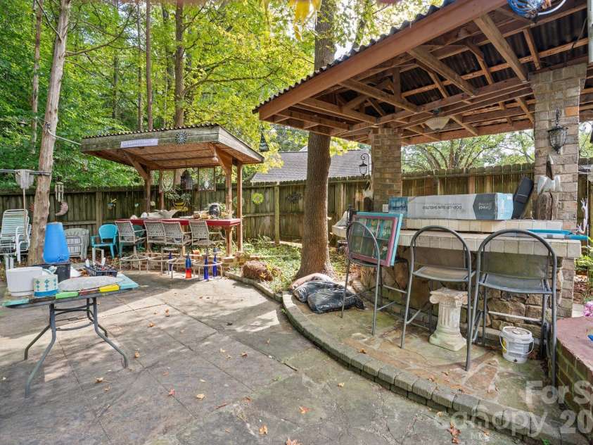 11210 Walking Horse Lane, Charlotte, NC 28215.  MLS# CAR4434271, YatesRealty ID 56500. 