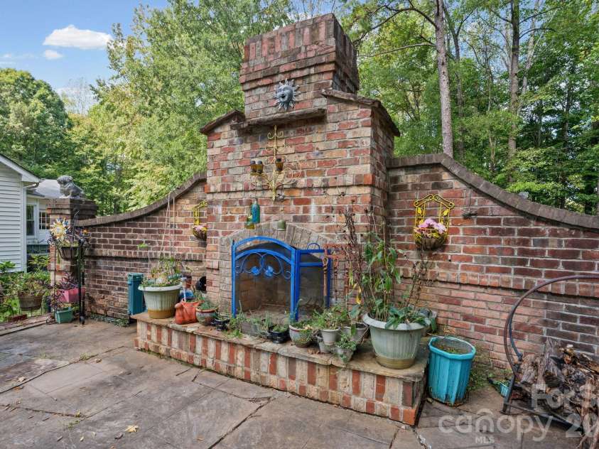 11210 Walking Horse Lane, Charlotte, NC 28215.  MLS# CAR4434271, YatesRealty ID 56500. 