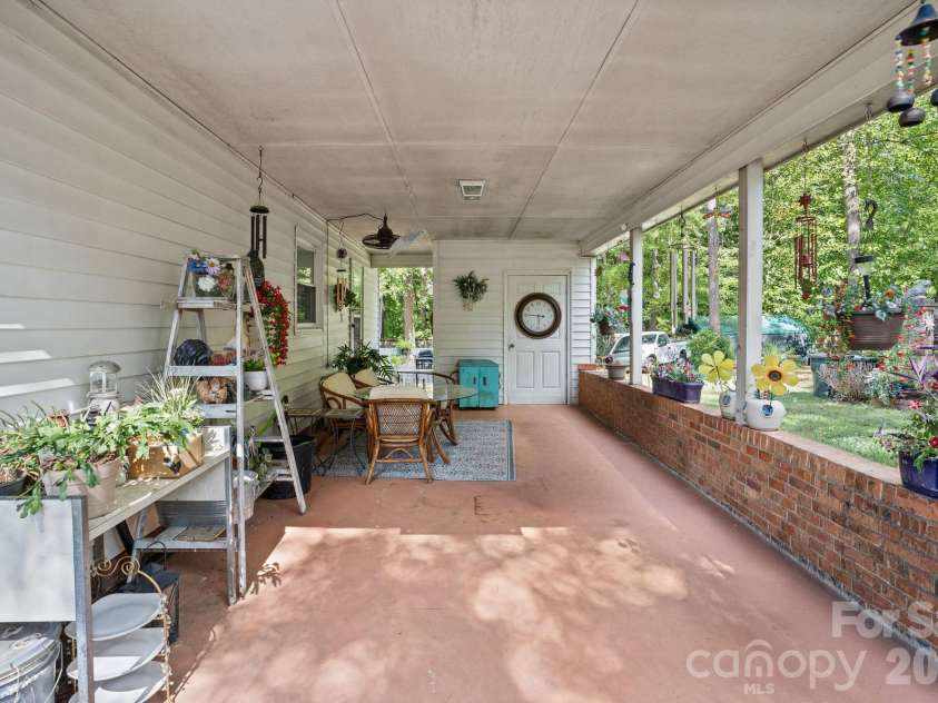 11210 Walking Horse Lane, Charlotte, NC 28215.  MLS# CAR4434271, YatesRealty ID 56500. 