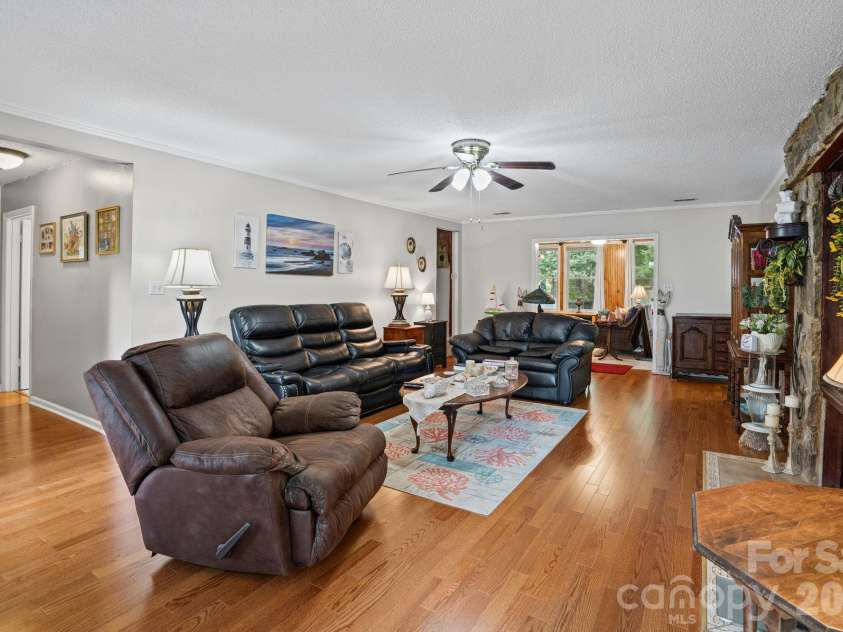 11210 Walking Horse Lane, Charlotte, NC 28215.  MLS# CAR4434271, YatesRealty ID 56500. 
