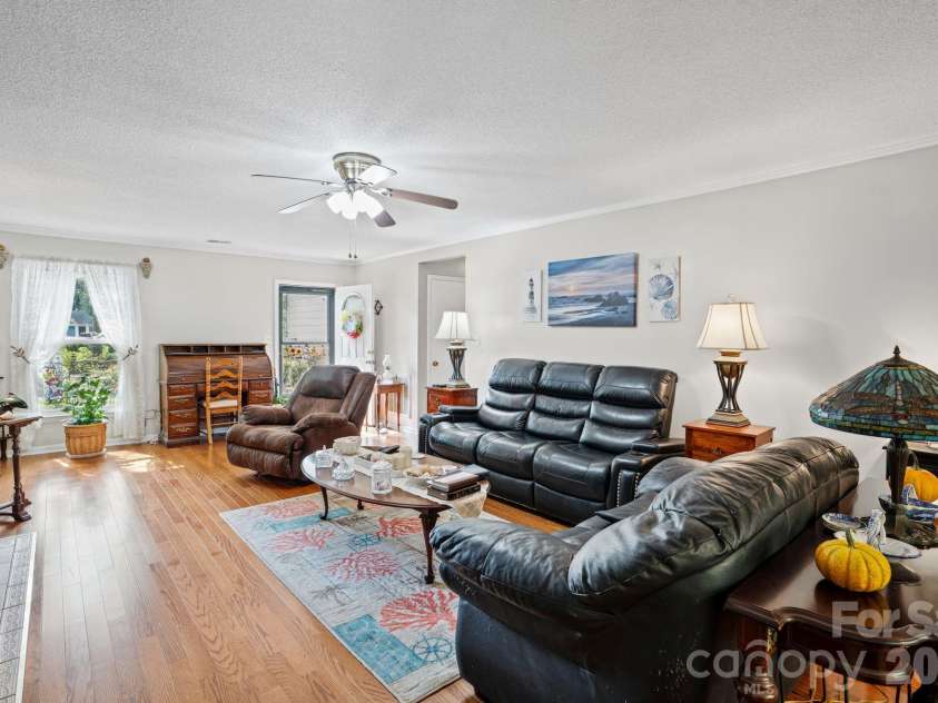 11210 Walking Horse Lane, Charlotte, NC 28215.  MLS# CAR4434271, YatesRealty ID 56500. 