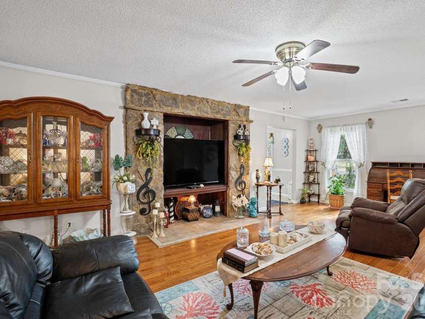 11210 Walking Horse Lane, Charlotte, NC 28215.  MLS# CAR4434271, YatesRealty ID 56500. 