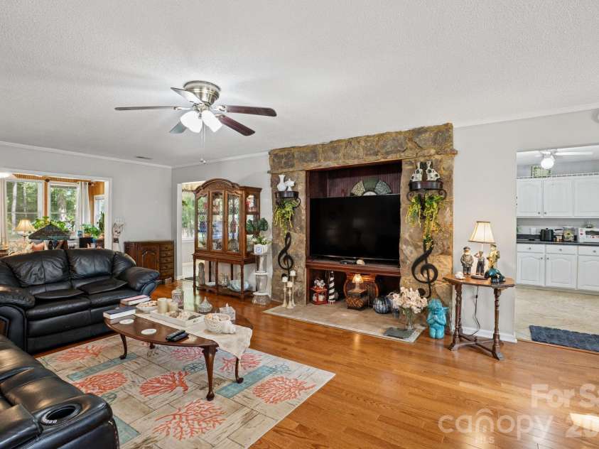11210 Walking Horse Lane, Charlotte, NC 28215.  MLS# CAR4434271, YatesRealty ID 56500. 