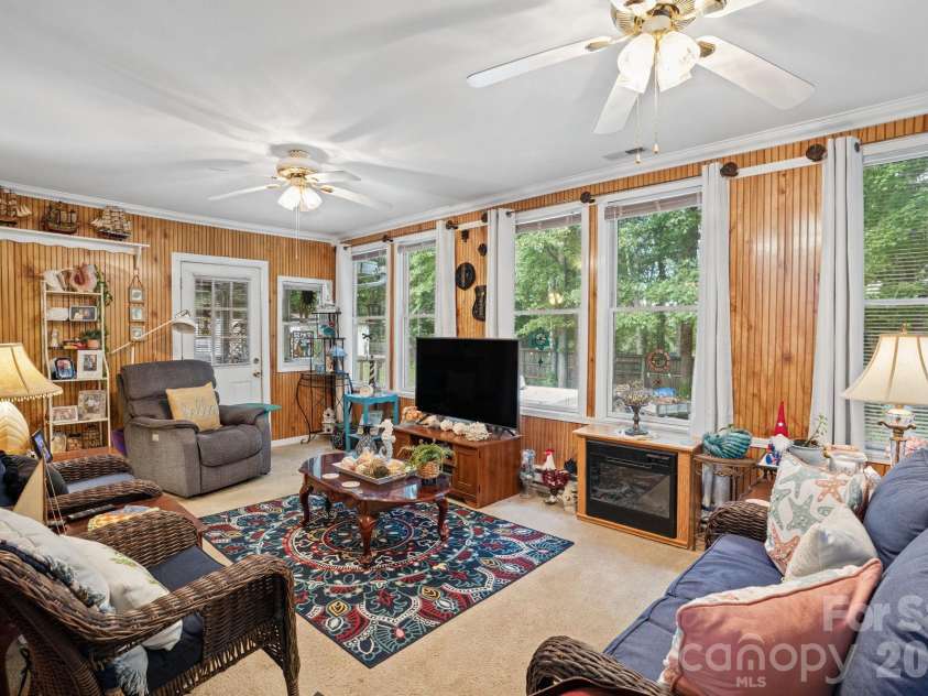 11210 Walking Horse Lane, Charlotte, NC 28215.  MLS# CAR4434271, YatesRealty ID 56500. 