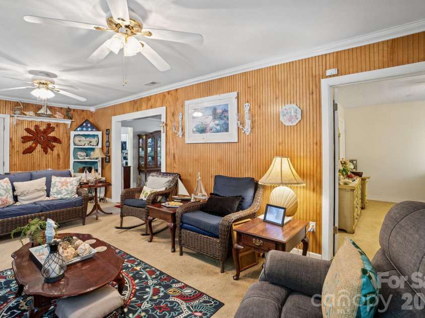 11210 Walking Horse Lane, Charlotte, NC 28215.  MLS# CAR4434271, YatesRealty ID 56500. 