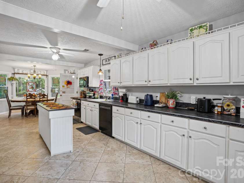 11210 Walking Horse Lane, Charlotte, NC 28215.  MLS# CAR4434271, YatesRealty ID 56500. 
