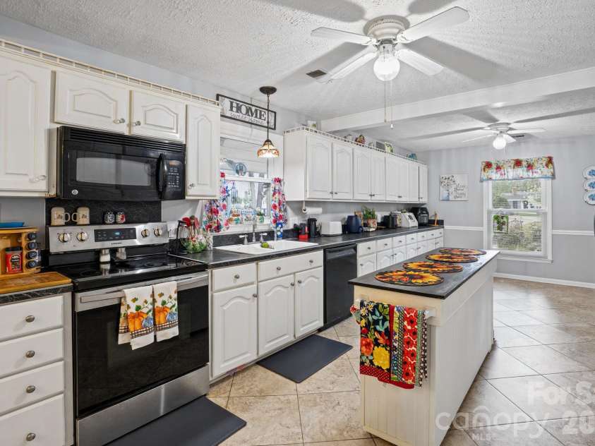 11210 Walking Horse Lane, Charlotte, NC 28215.  MLS# CAR4434271, YatesRealty ID 56500. 