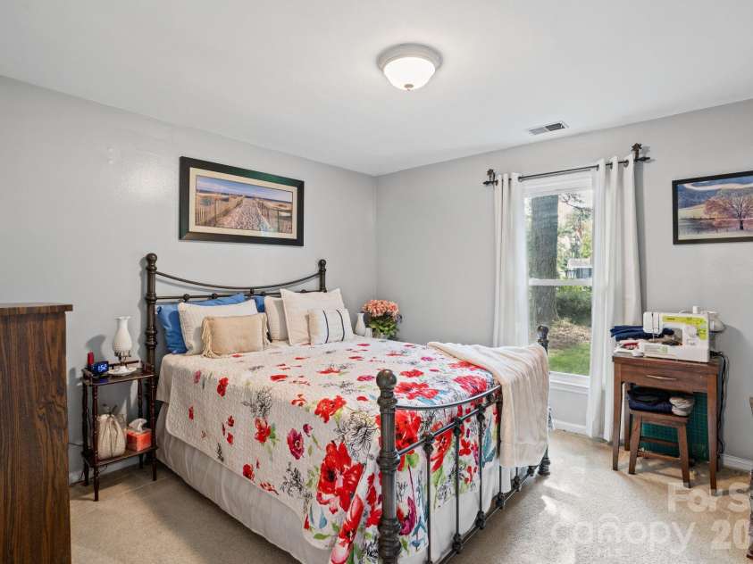 11210 Walking Horse Lane, Charlotte, NC 28215.  MLS# CAR4434271, YatesRealty ID 56500. 